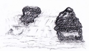Kleiner Wasserfall mit Felsen