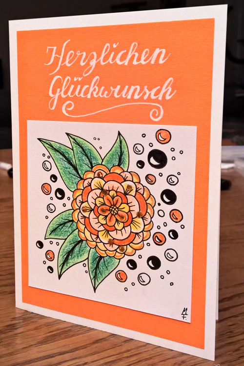 Orangene gemusterte Geburtstagskarte stehend
