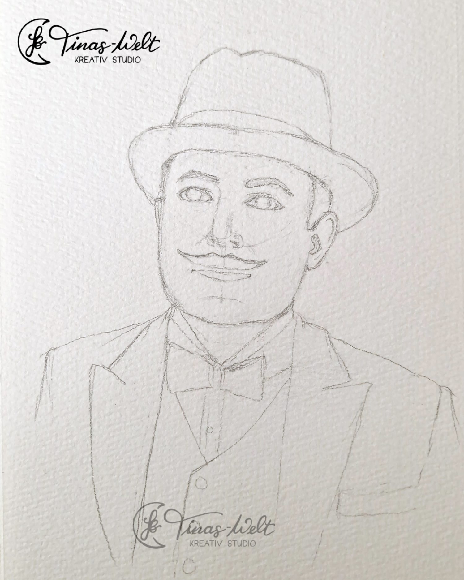 Skizze – Inktober Tag 1 „Mustach“ Vorskizze eines eleganten Mannes mit Hut und Schnurrbart für den Inktober 2025 – Thema „Mustach“, Bleistiftzeichnung auf strukturiertem Papier.