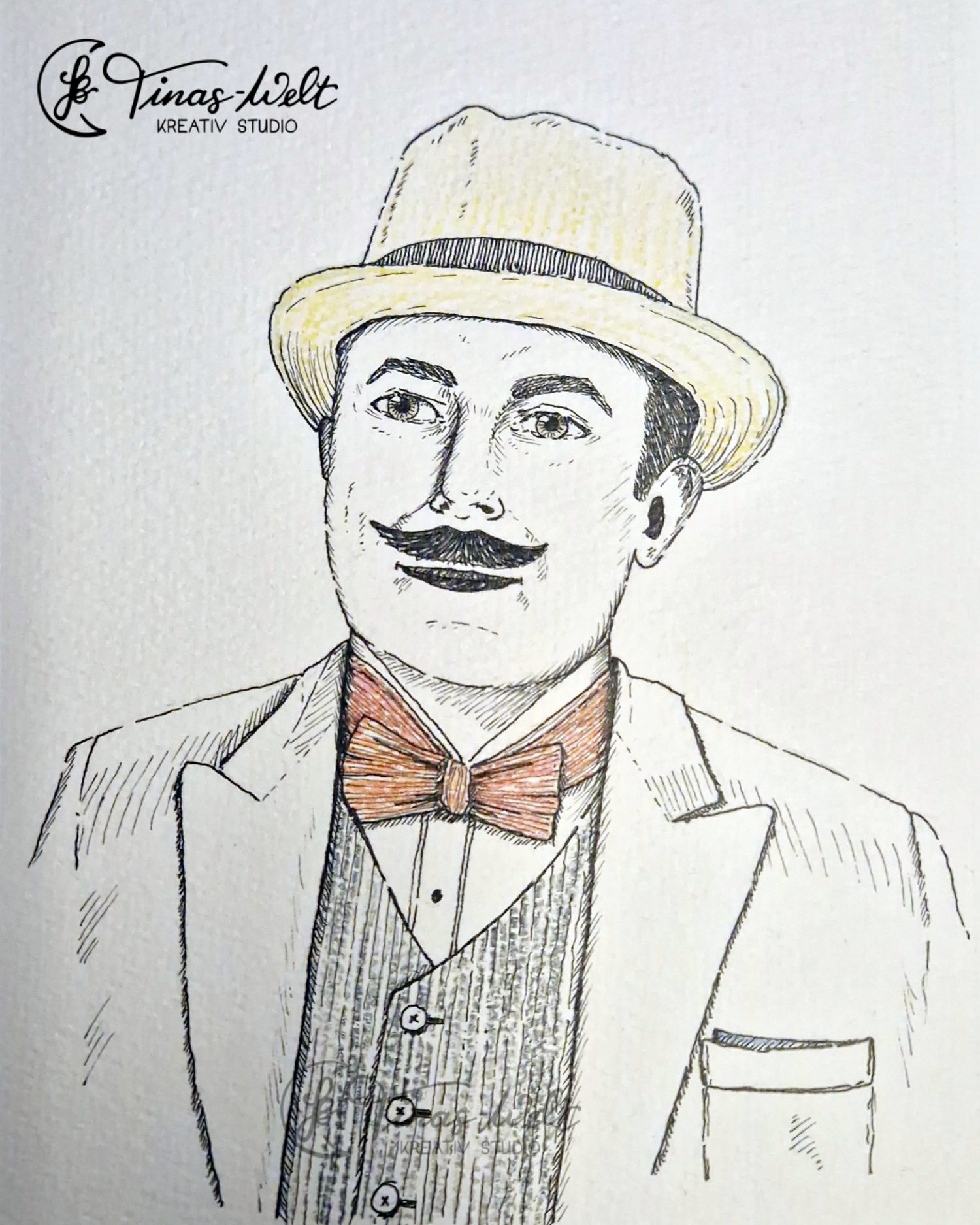 Kolorierte Version – Inktober Tag 1 „Mustach“-Farbe_Tinas-Welt Koloriertes Inktober-Porträt eines Mannes mit Hut, Schnurrbart und Fliege – gezeichnet mit Tinte und farbigen Buntstiften.
